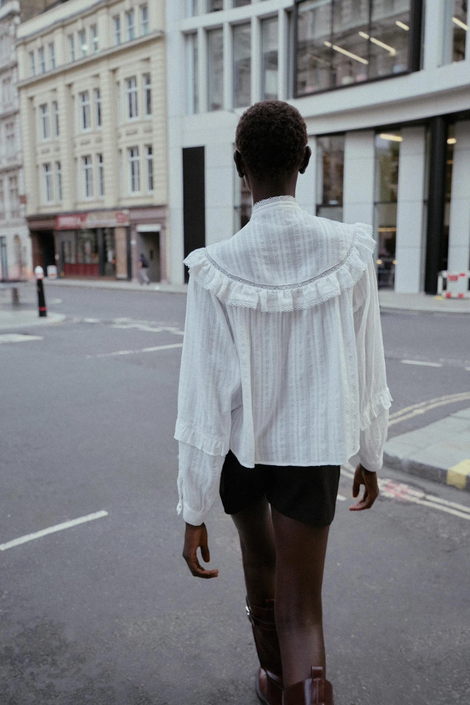 Beautiful white blouse with delicate ruffles Size XS - photo 2