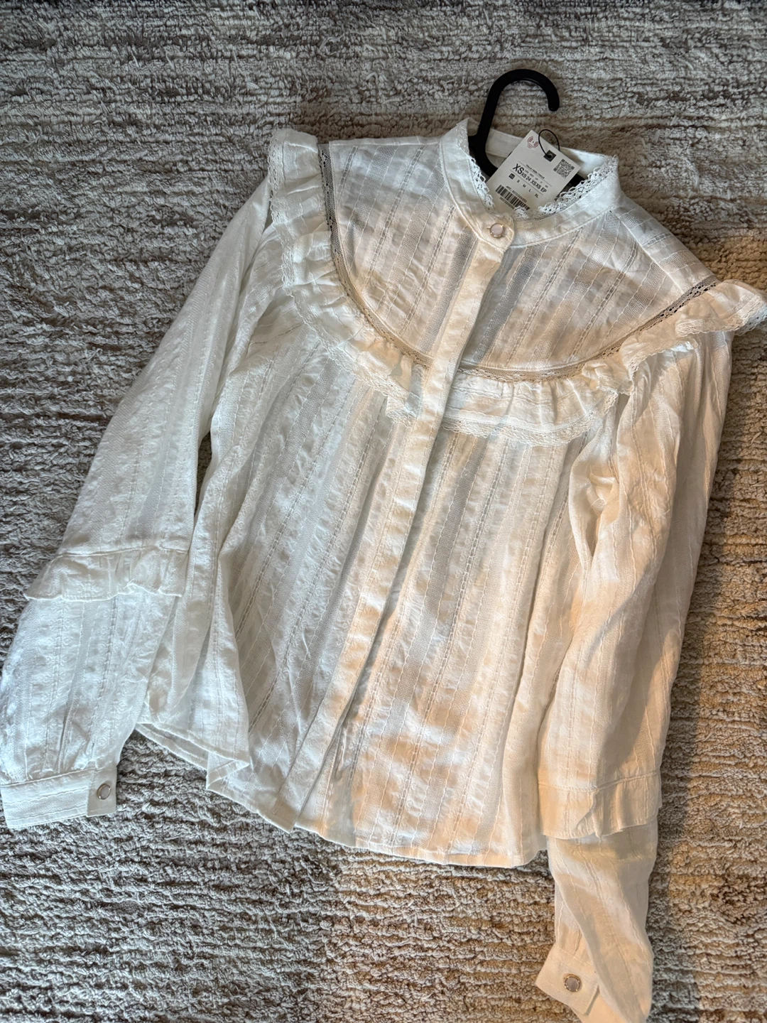 Beautiful white blouse with delicate ruffles Size XS - photo 3