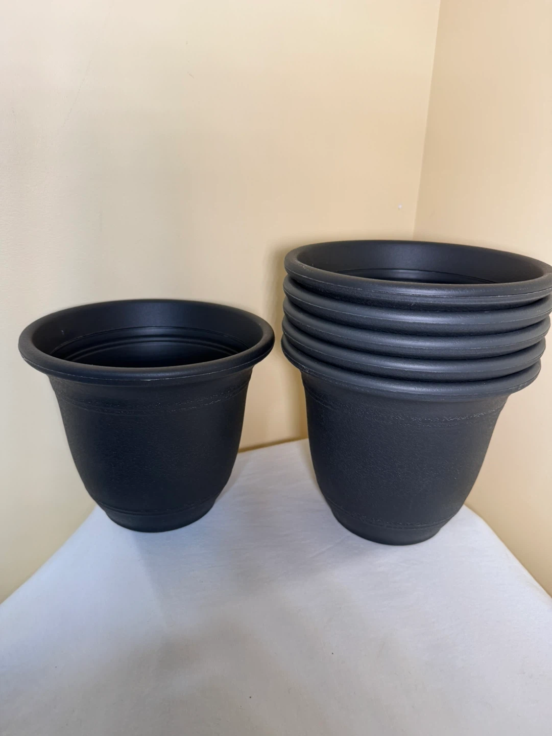 Set of 6 Black Plastic Plant Pots