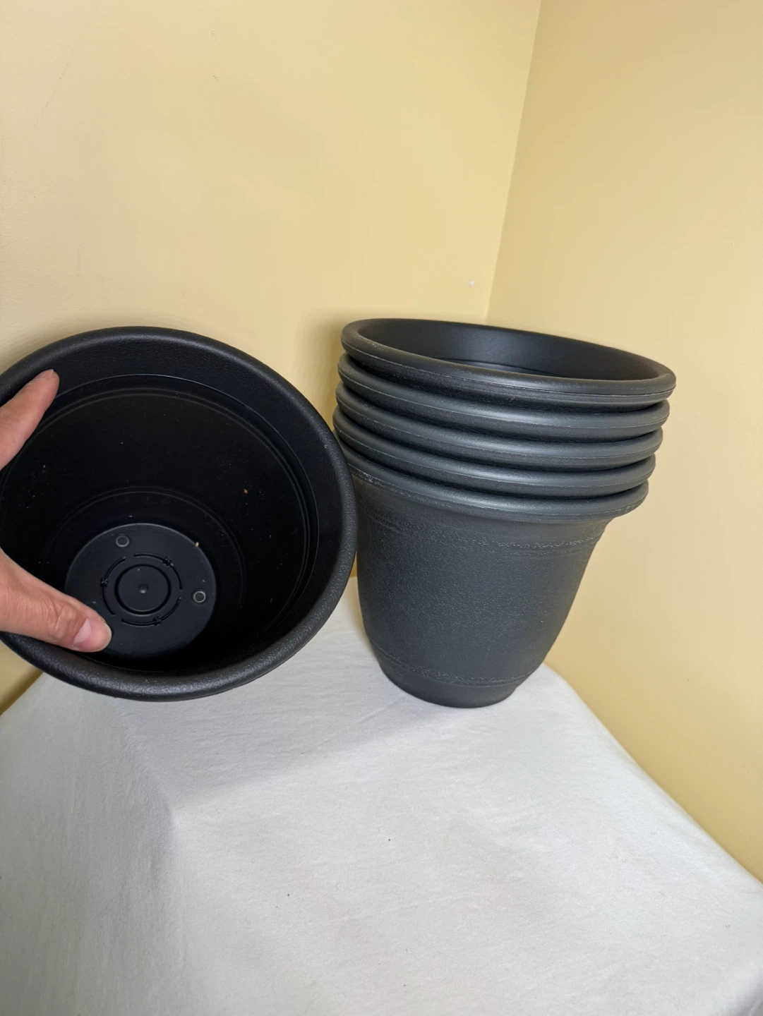 Set of 6 Black Plastic Plant Pots - photo 2