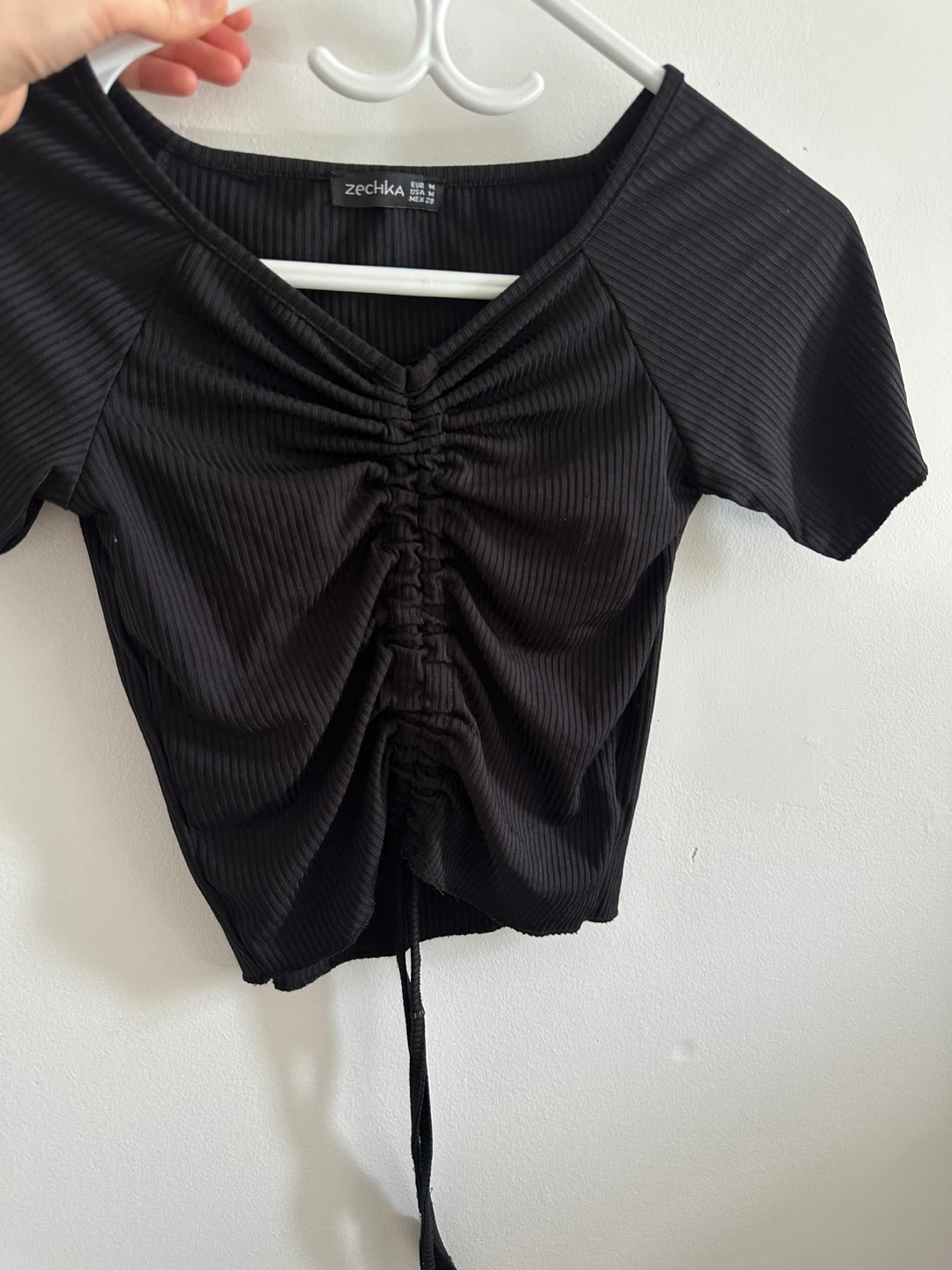 Zechka Black Ribbed Ruched V-Neck Crop Top - Size M