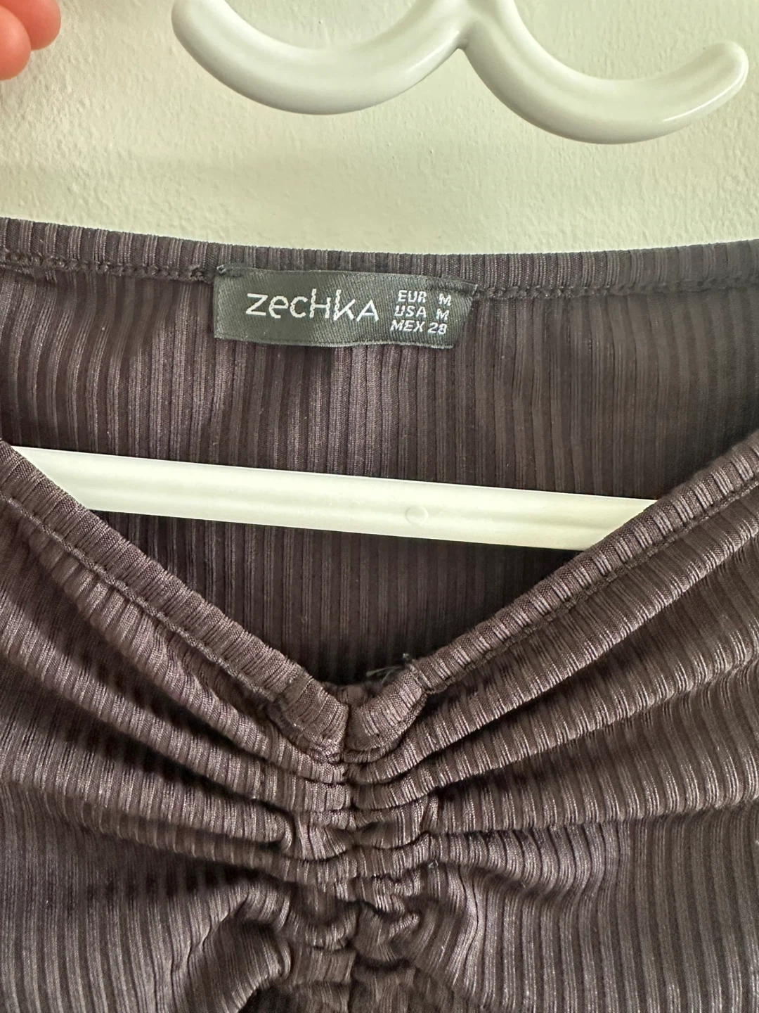 Zechka Black Ribbed Ruched V-Neck Crop Top - Size M - photo 2