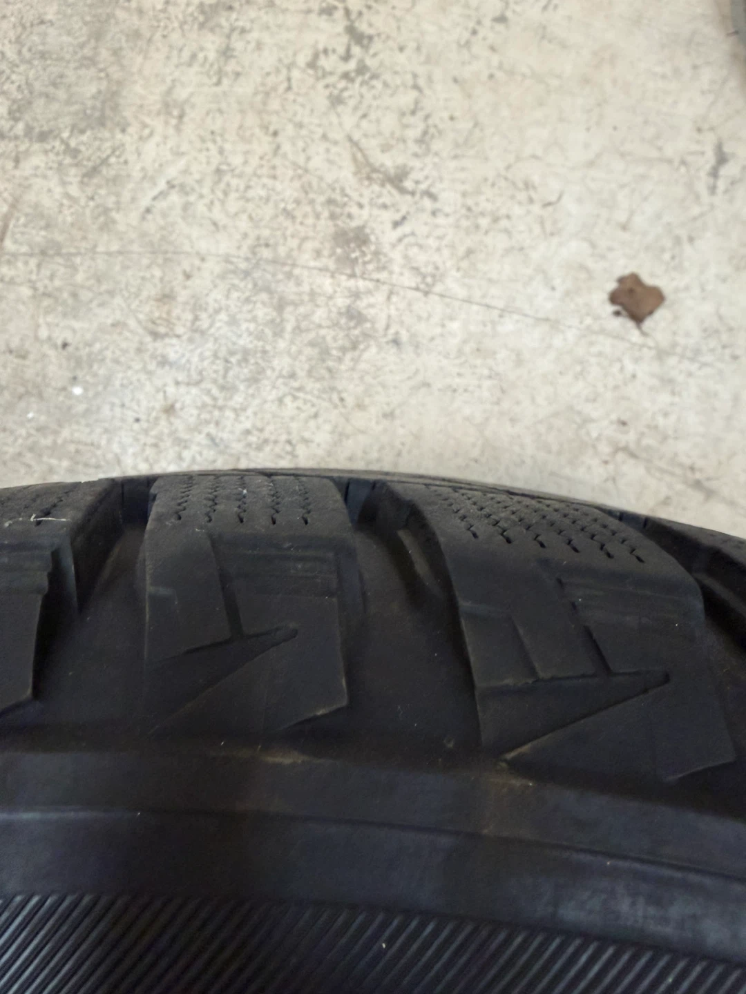 Bridgestone Blizzak 265/50R20 107T Winter Tires with Black Rims - photo 3