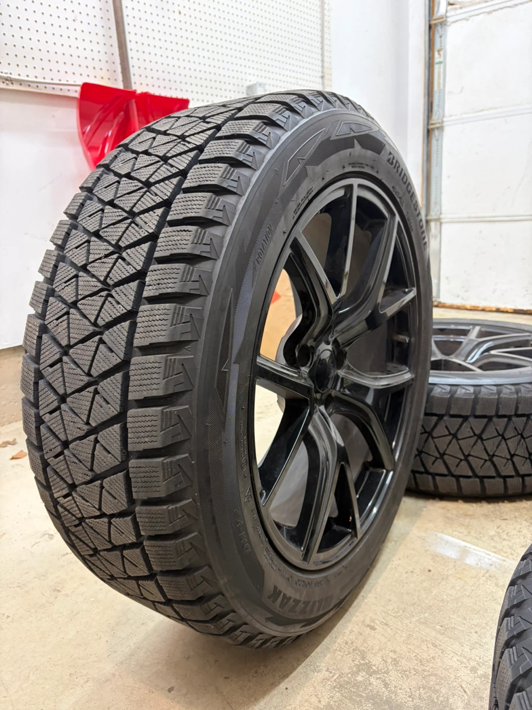 Bridgestone Blizzak 265/50R20 107T Winter Tires with Black Rims - photo 4