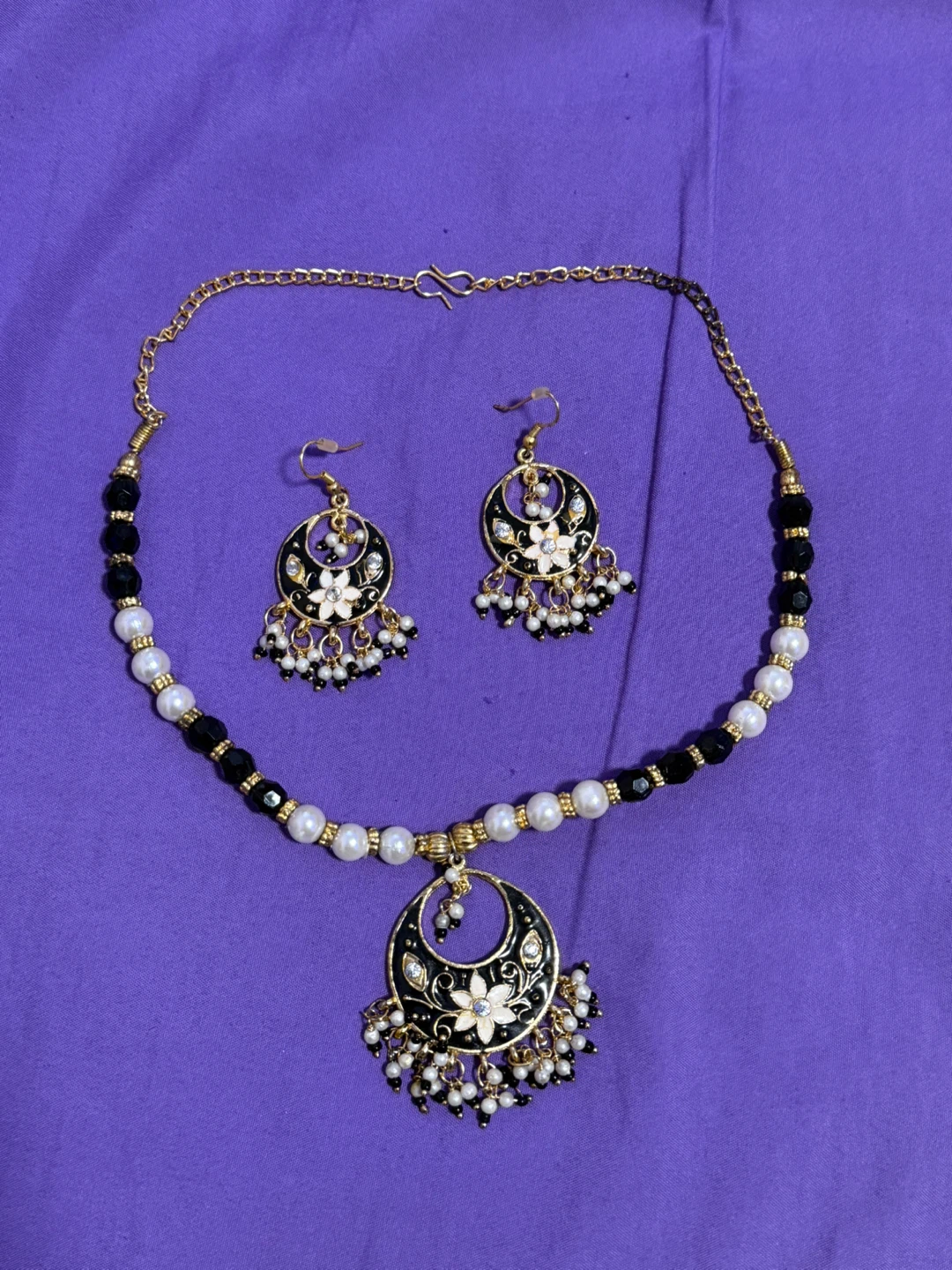 Black and White Beaded Necklace and Earring Set🖤🤍
