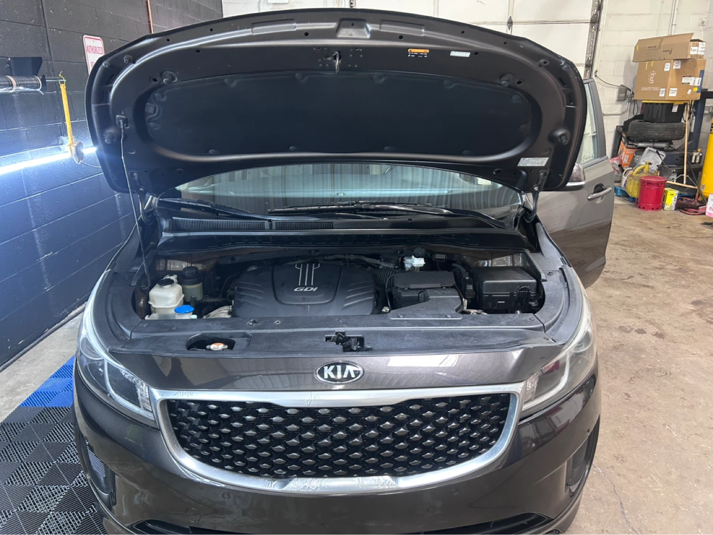 Kia Sedona Minivan - photo 3
