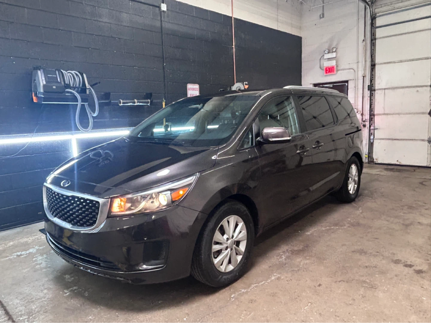Kia Sedona Minivan - photo 2