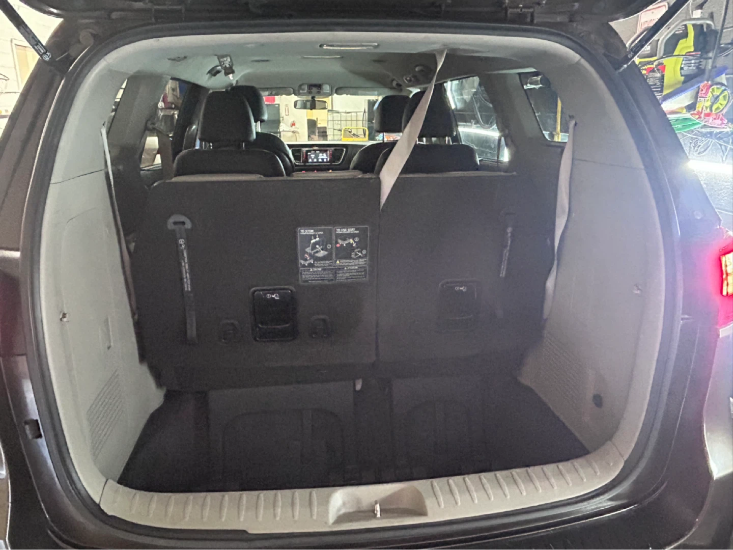 Kia Sedona Minivan - photo 5