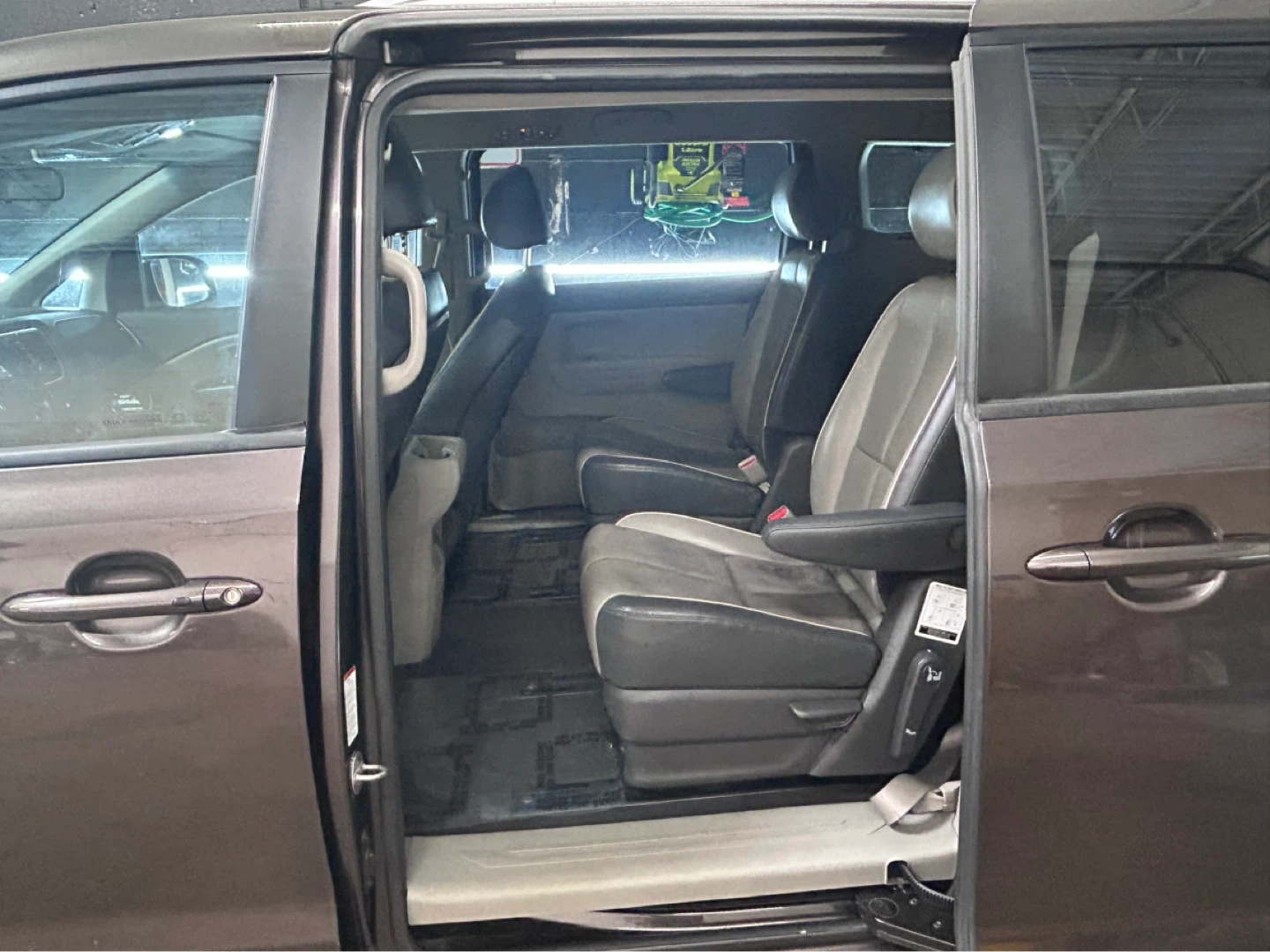 Kia Sedona Minivan - photo 4