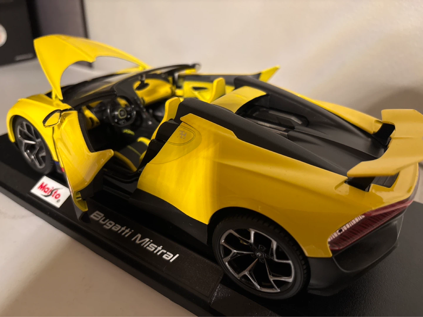 Maisto Bugatti Mistral Diecast Model Car - Yellow - photo 3
