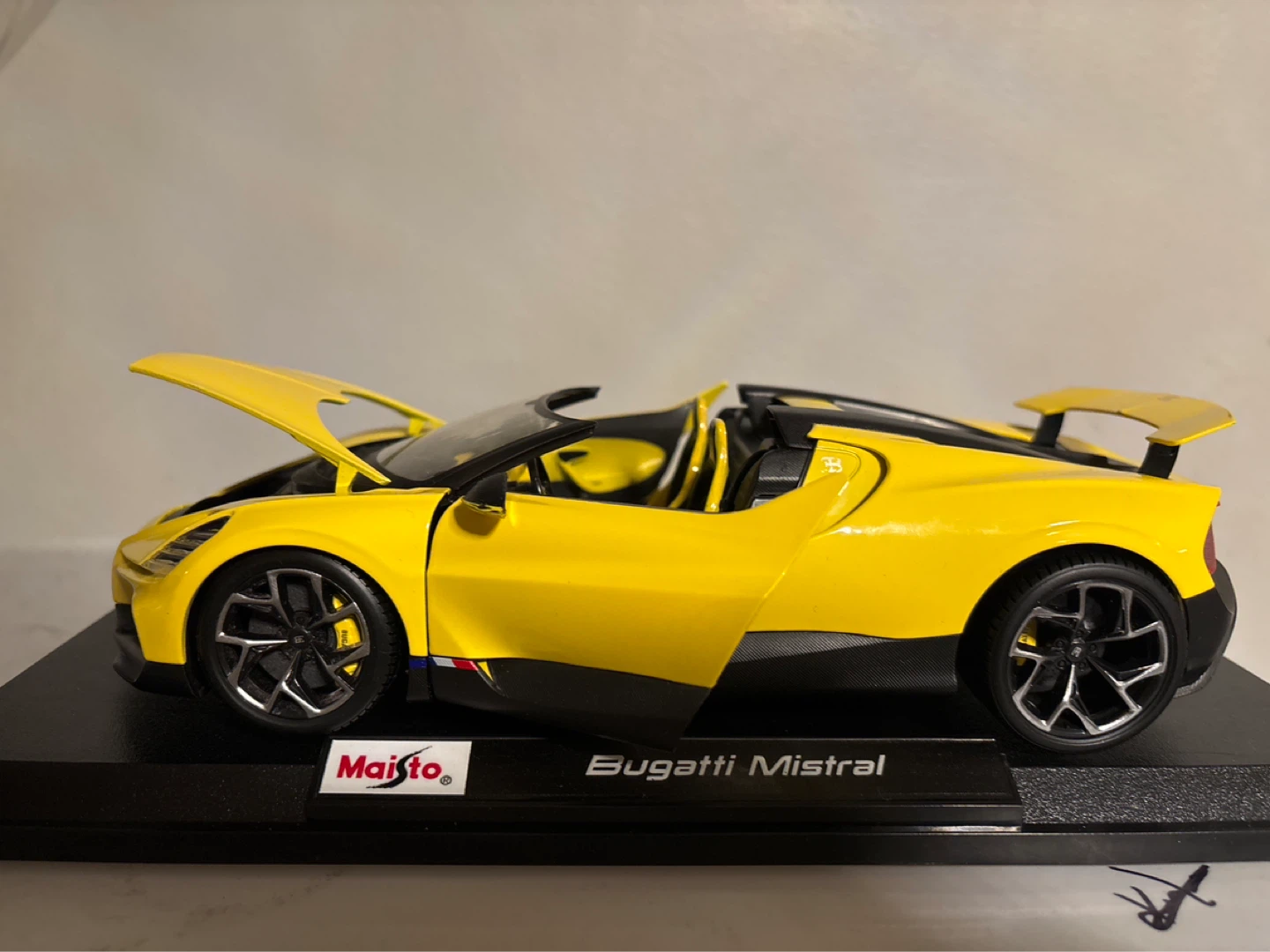 Maisto Bugatti Mistral Diecast Model Car - Yellow