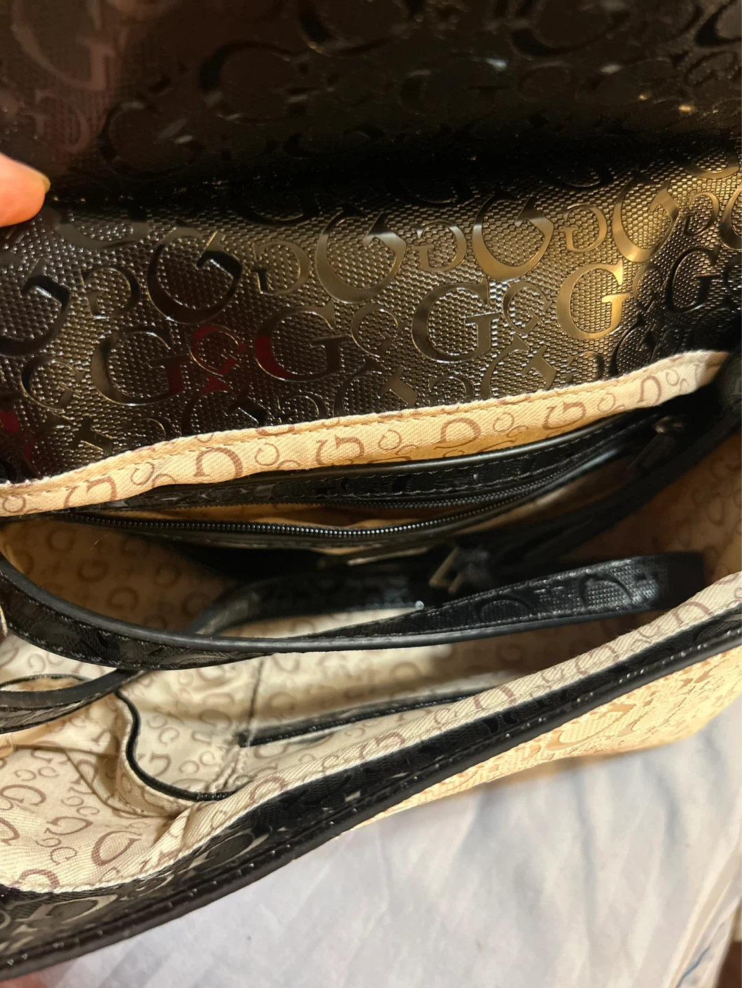 GUESS Cream & Black Monogram Shoulder Handbag - photo 3