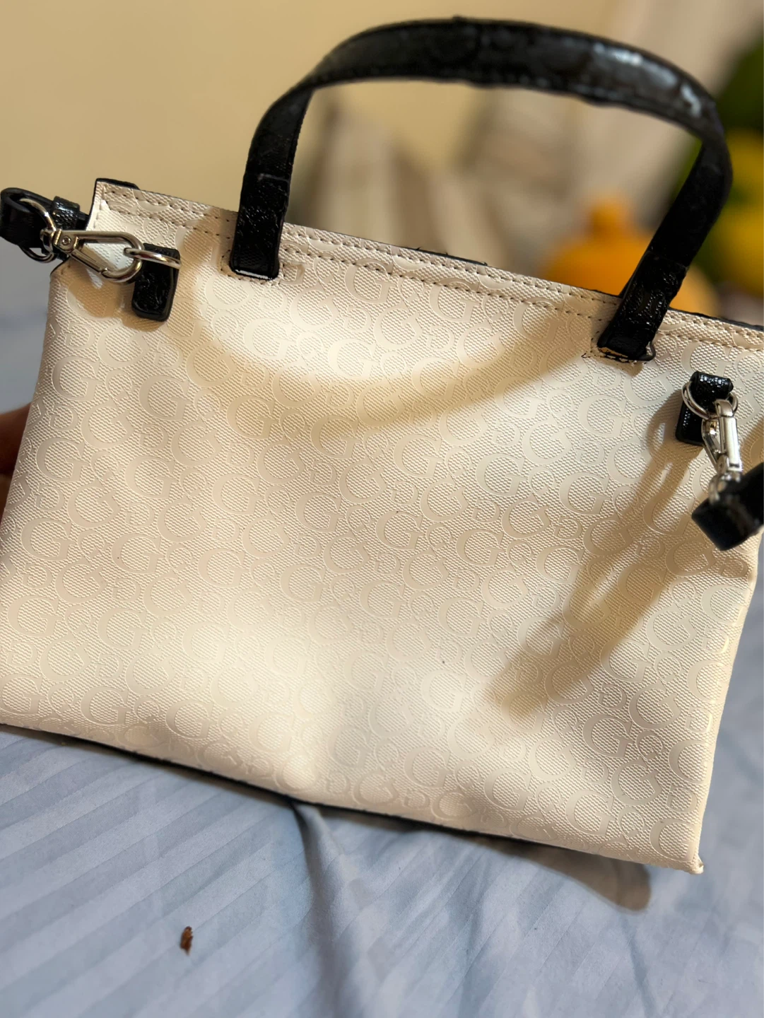 GUESS Cream & Black Monogram Shoulder Handbag - photo 2