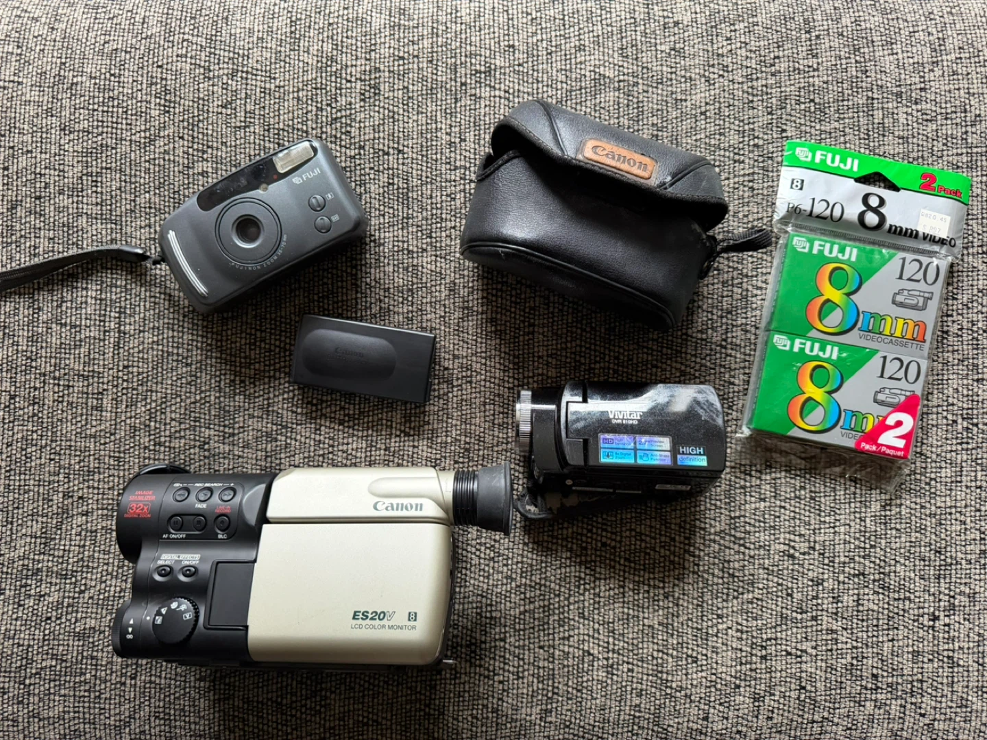 Canon ES-2000 Hi8 Camcorder with Vivitar HD camcorder