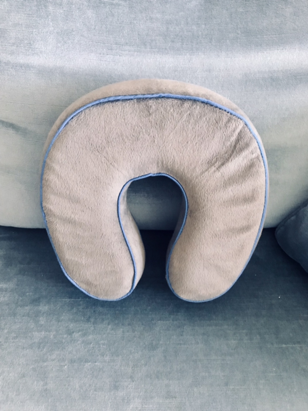 Travel Pillow/Neck Rest *Memory Foam* with zip cover