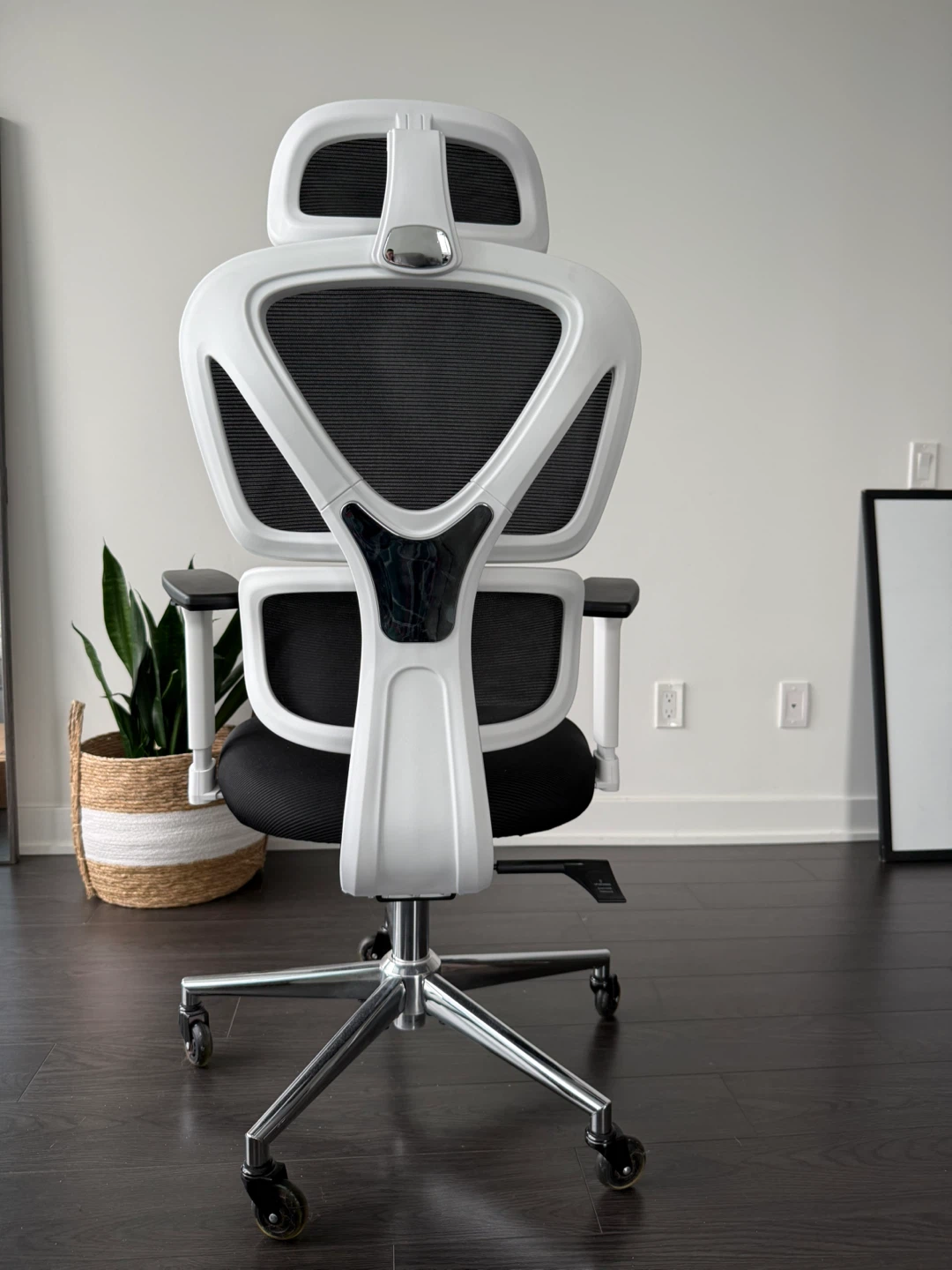 Ergonomic Office Chair - White and Black Mesh - photo 3
