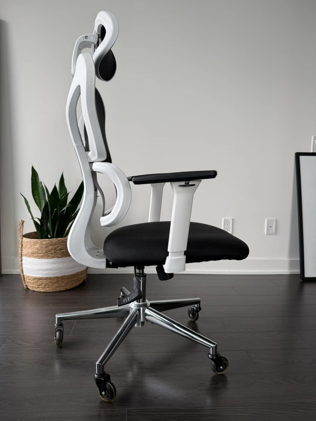 Ergonomic Office Chair - White and Black Mesh - photo 2