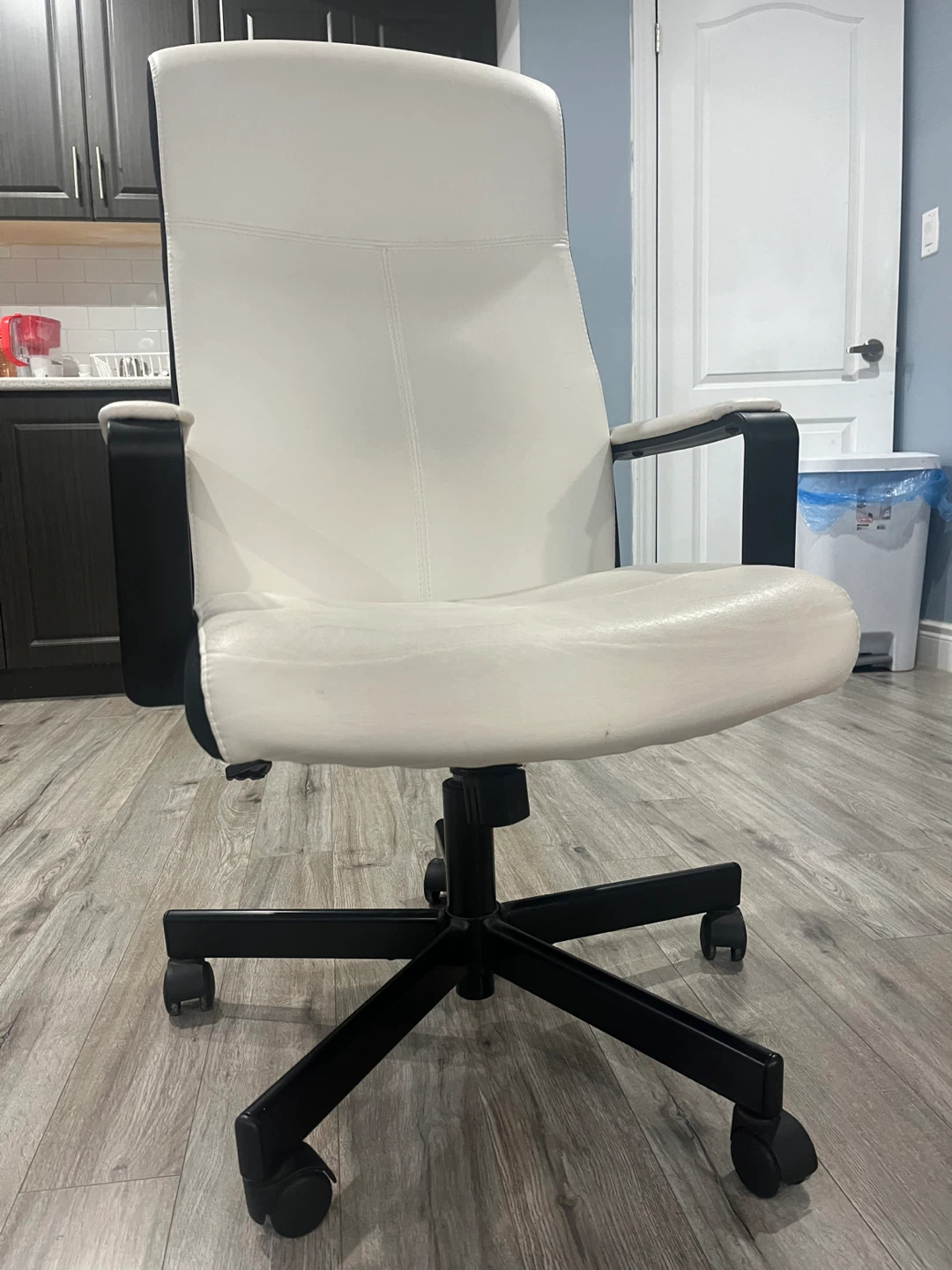 White Executive Office Chair - photo 2
