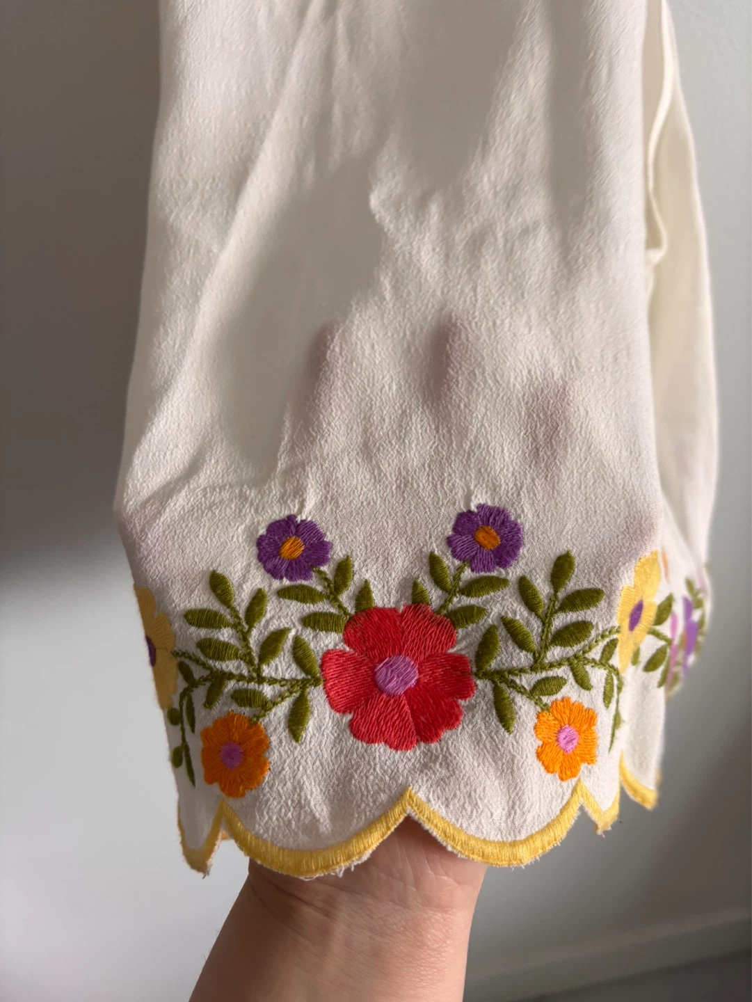 White embroidered halter top open back Size Small - photo 3