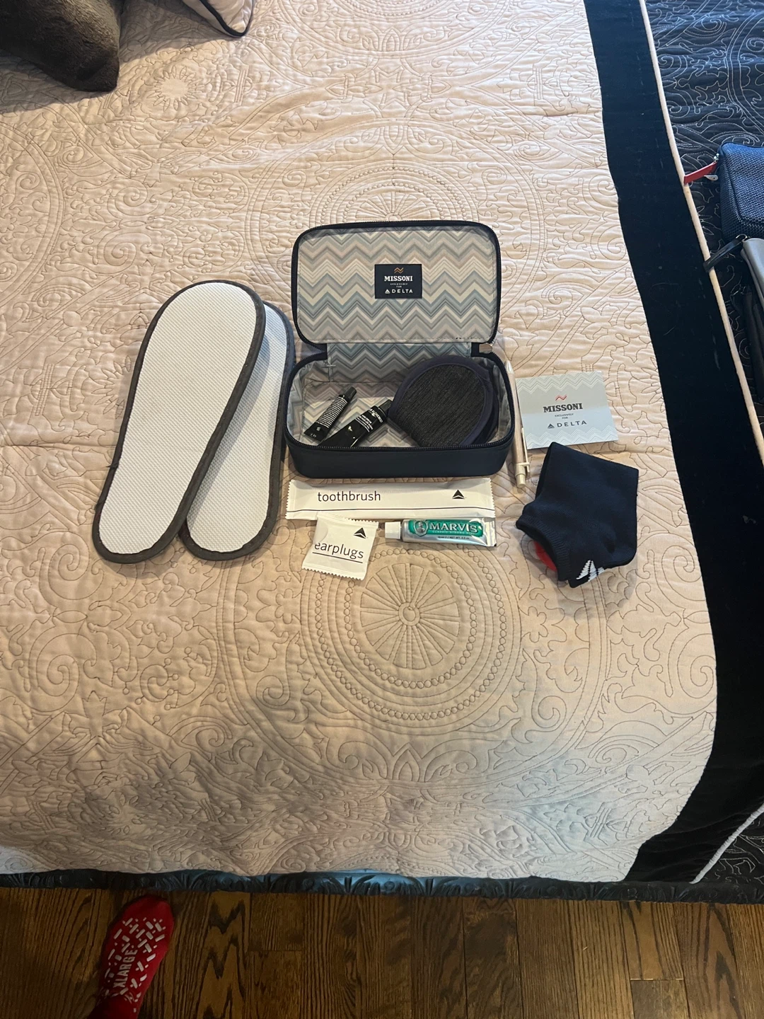 Delta Missoni Amenity Kit with Slippers and Toothbrush - photo 3