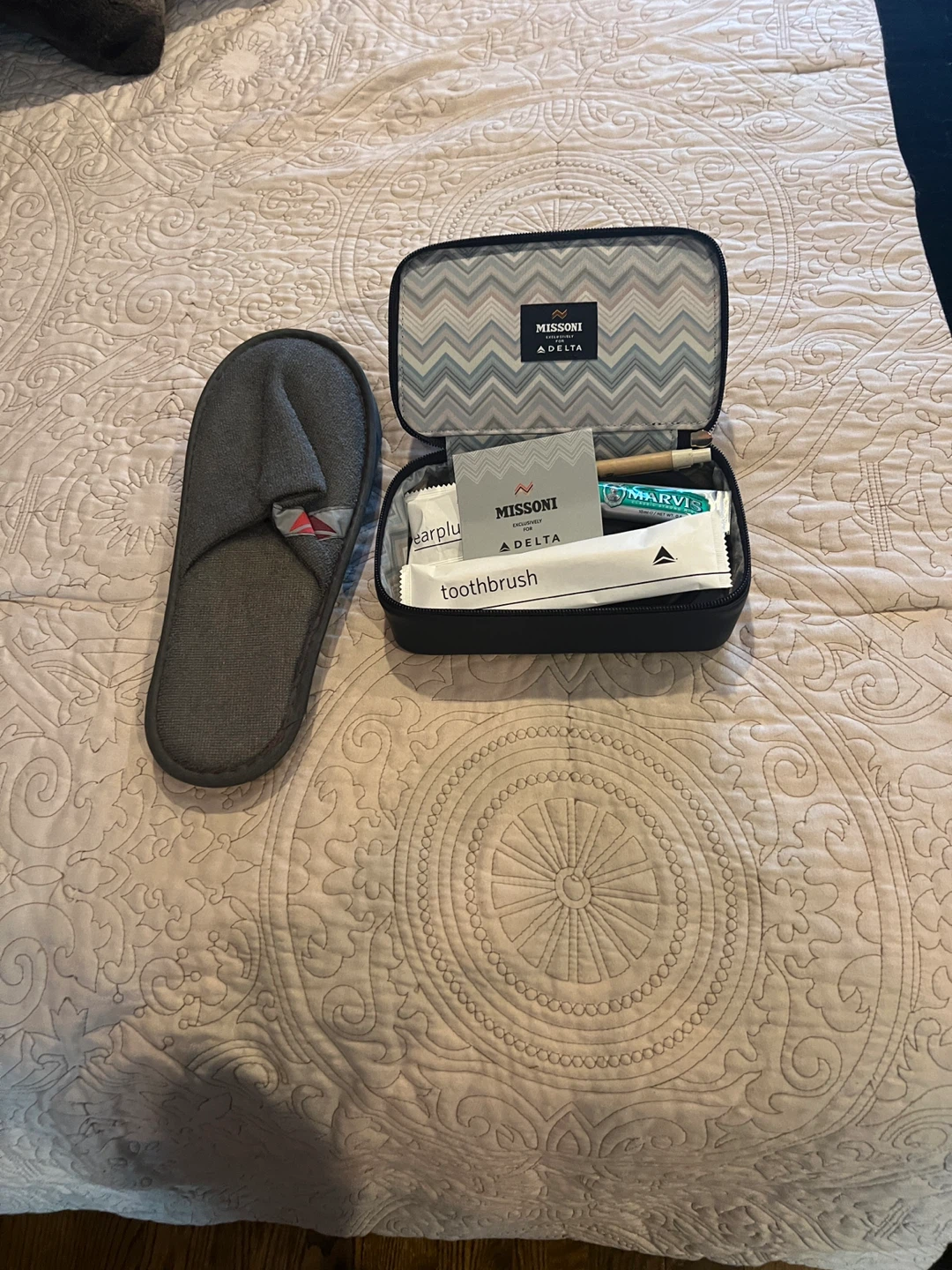 Delta Missoni Amenity Kit with Slippers and Toothbrush - photo 2