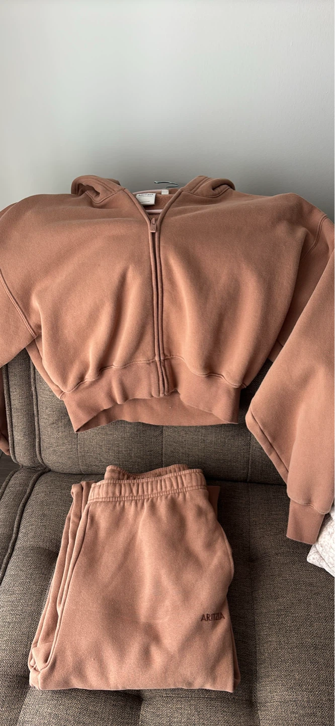 ARITZIA Cozy Sweatfleece Perfect Crop Zip Hoodie and Pants Set