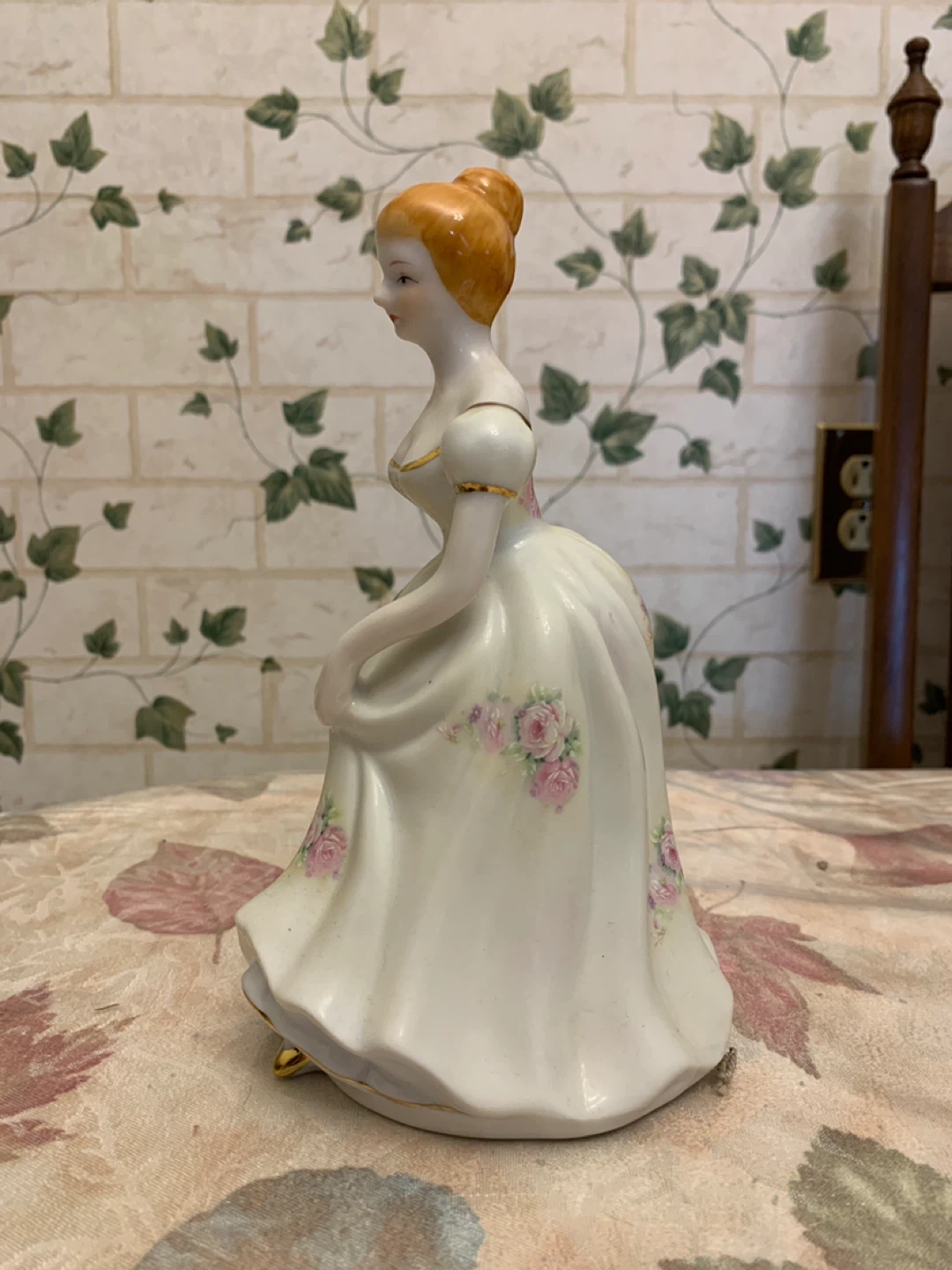Porcelain Figurine - Woman in Gown - photo 2