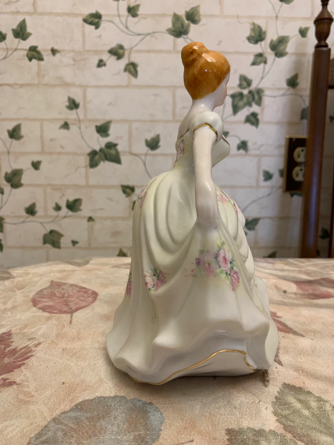 Porcelain Figurine - Woman in Gown - photo 4