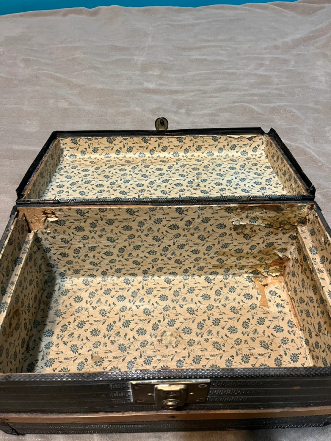 Worcester Metal Goods Co. Vintage Steamer Trunk - photo 5