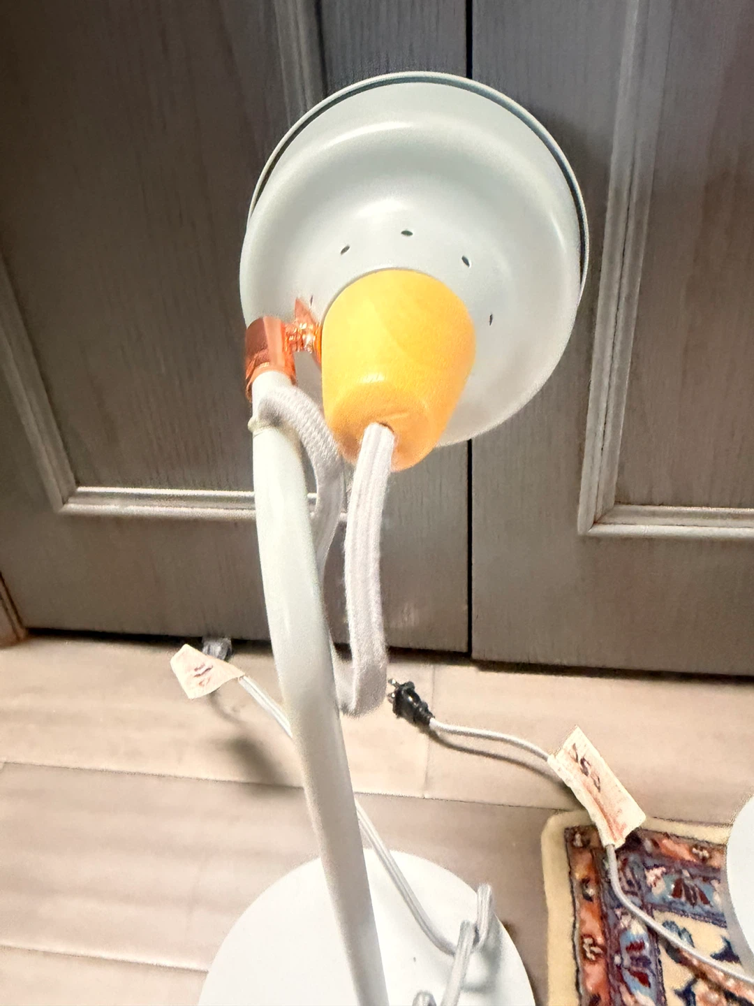 Set of 2 white desk lamps with yellow accents - photo 5