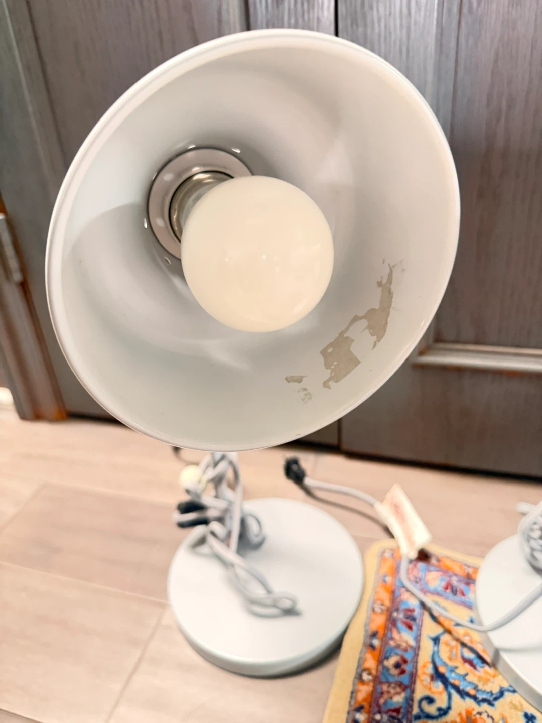 Set of 2 white desk lamps with yellow accents - photo 4