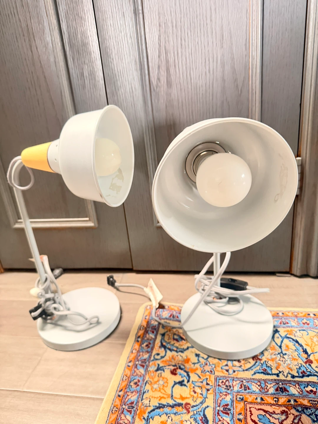 Set of 2 white desk lamps with yellow accents - photo 2