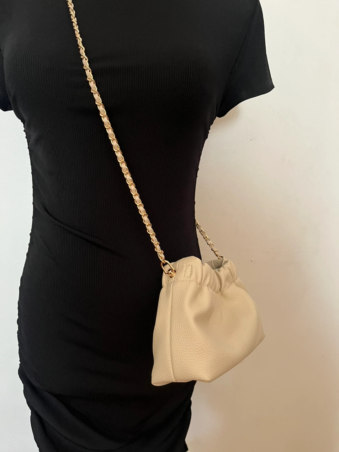 Cream Faux Leather Drawstring Clutch with Gold Chain Strap - photo 3