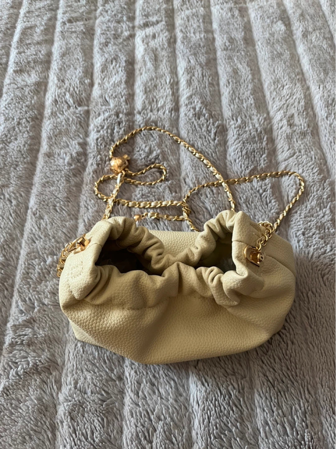 Cream Faux Leather Drawstring Clutch with Gold Chain Strap - photo 4