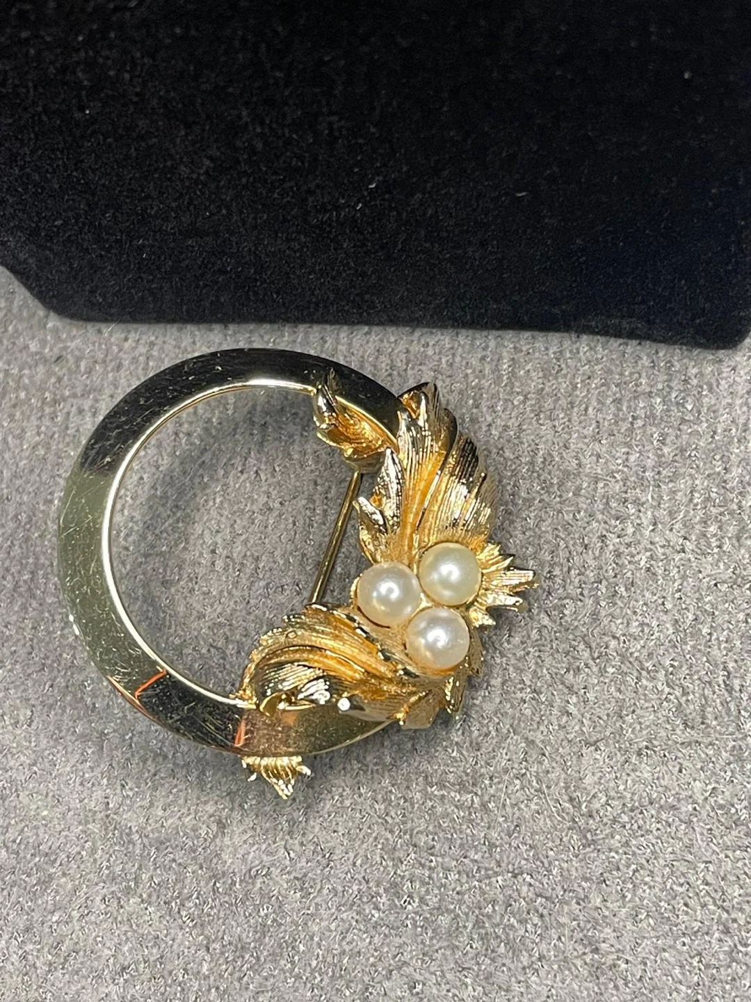 Sarah Coventry Gold Tone Brooch with Faux Pearls - photo 3