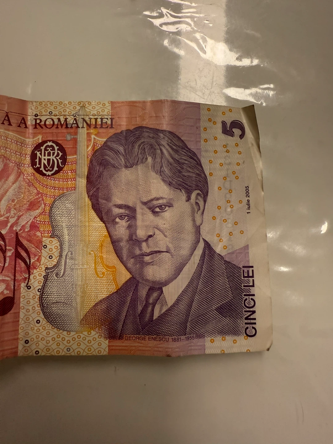 Romania 5 Lei Banknote 2005 - photo 2