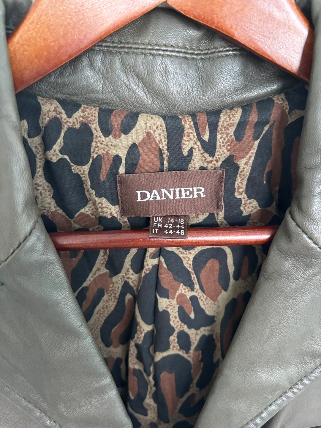 Danier Leather Safari Jacket with Leopard Print Lining - photo 2