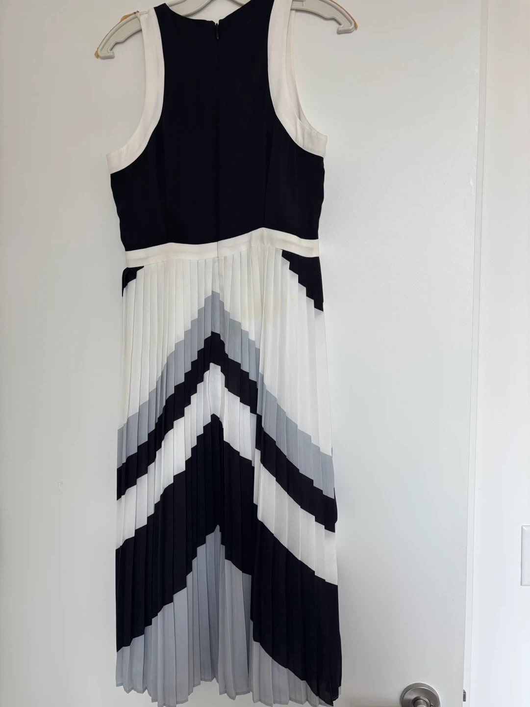 Banana Republic Black & White Pleated Dress Size 6