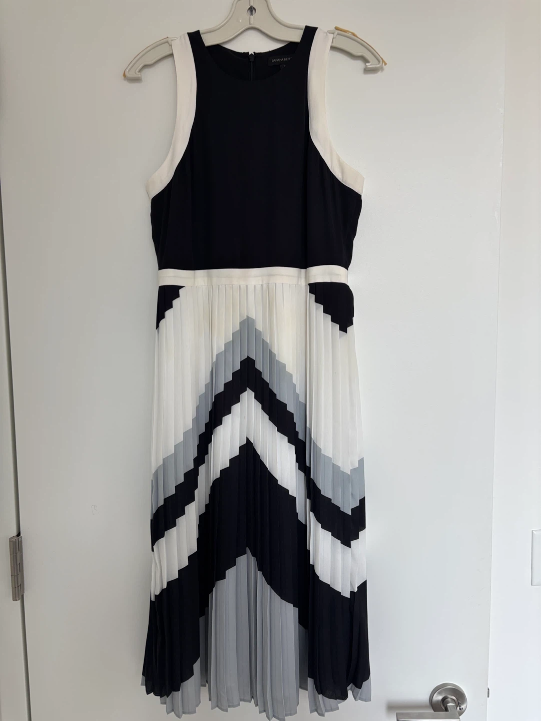 Banana Republic Black & White Pleated Dress Size 6 - photo 3