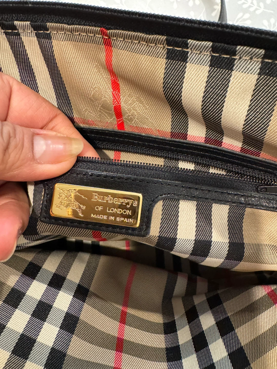 Black Leather Burberry Shoulder Bag - photo 4