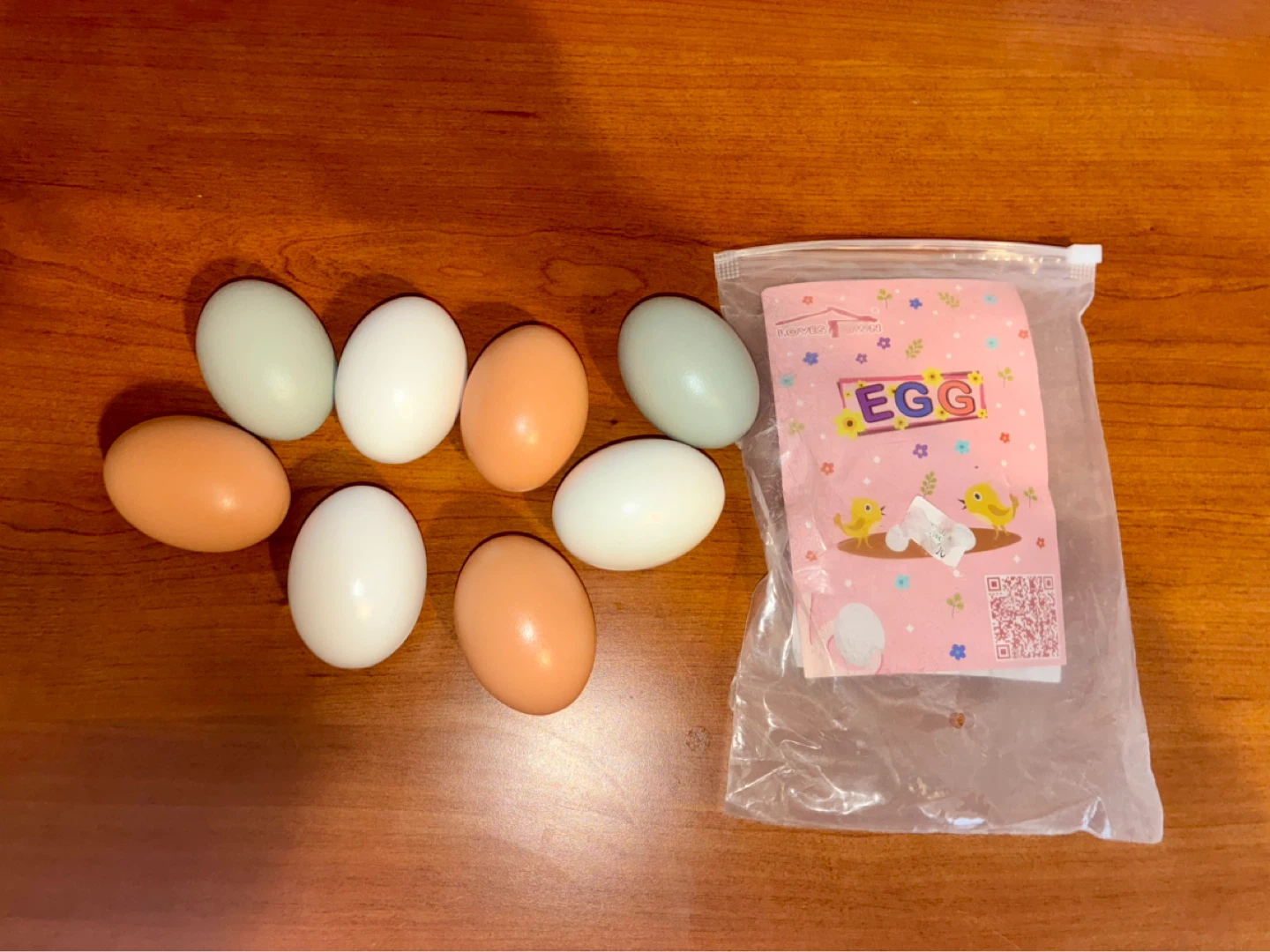 LOVESTOWN EGG Toys 8 Pack