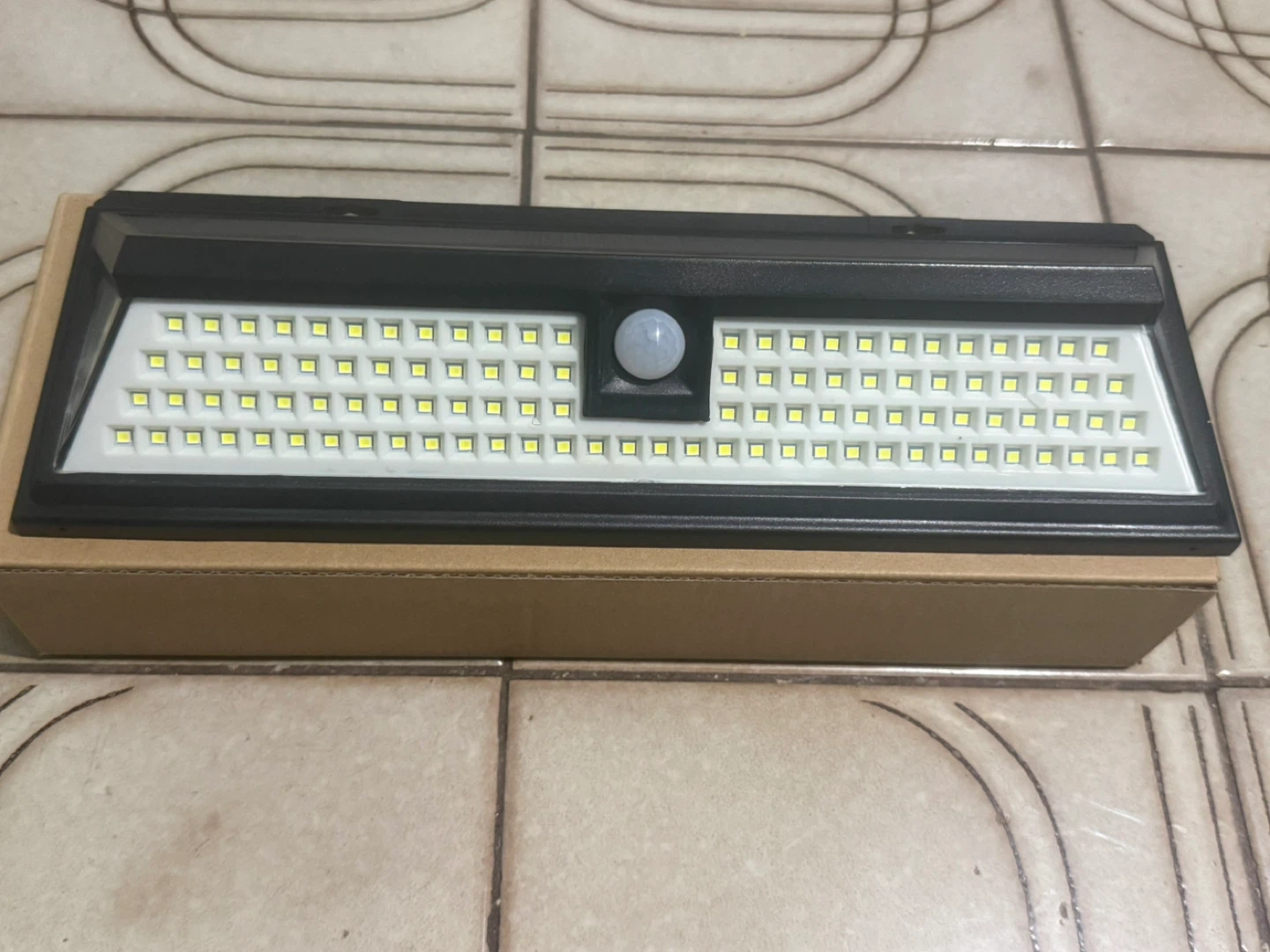 118 LED Solar Motion Sensor Light