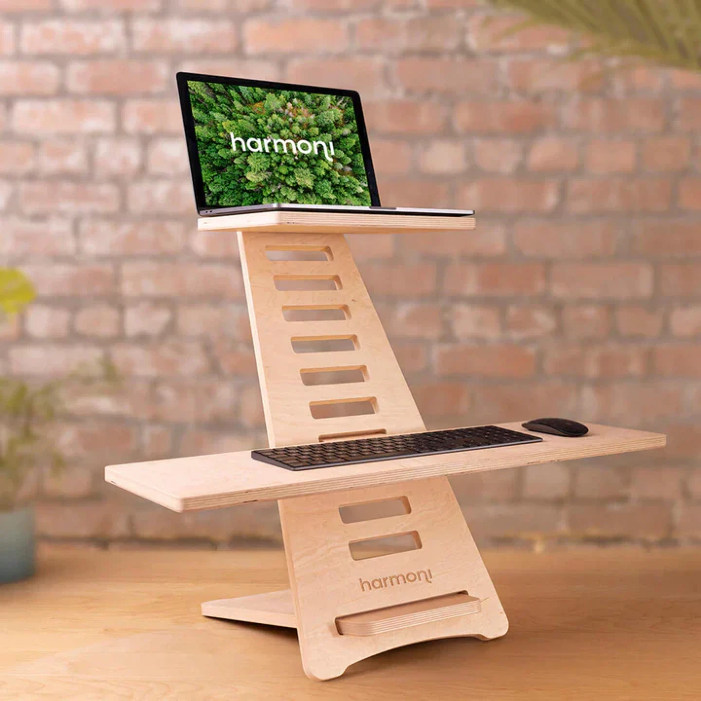 Adjustable standing desk