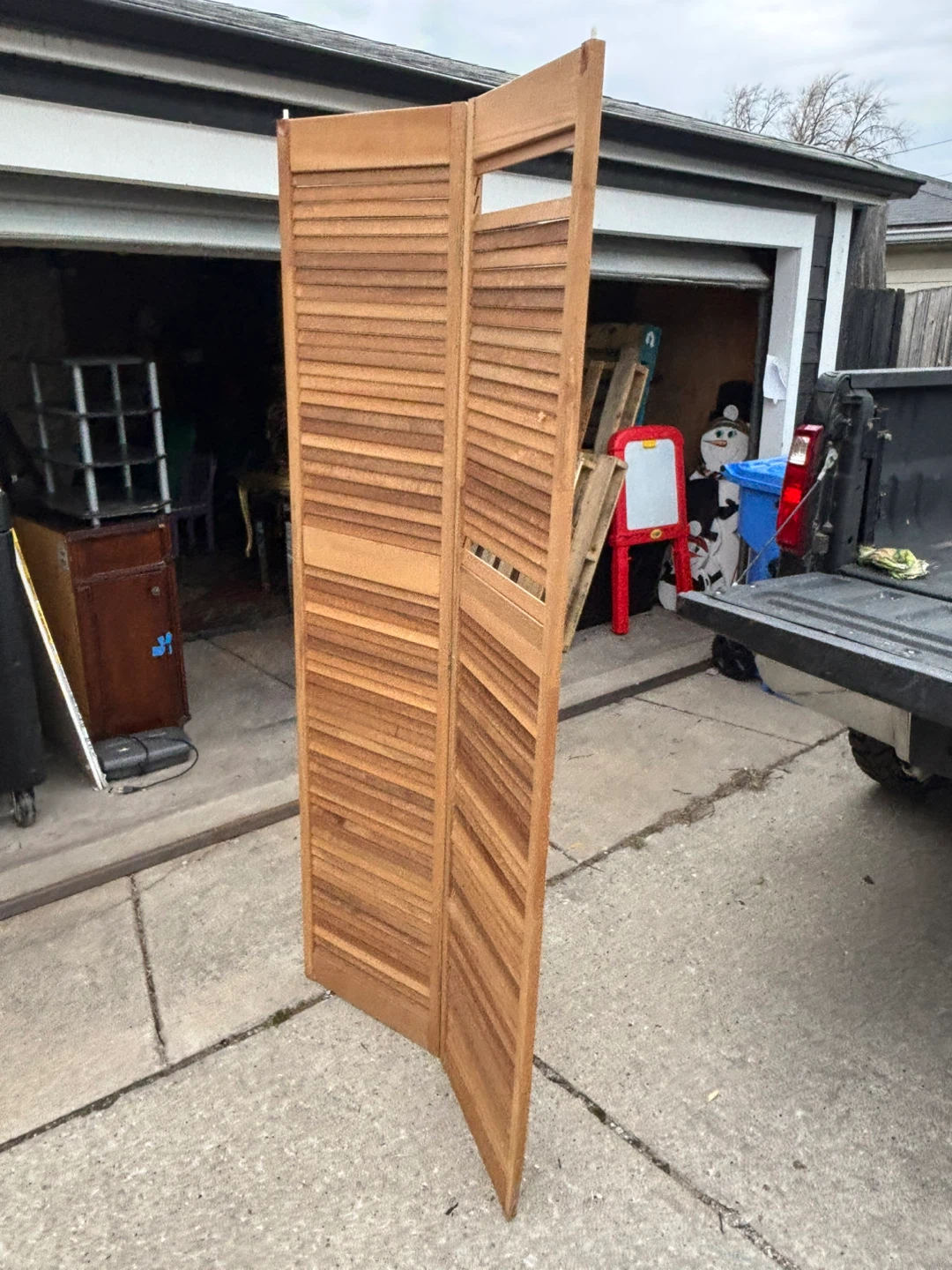 Wooden bi-fold louvered room divider - photo 2