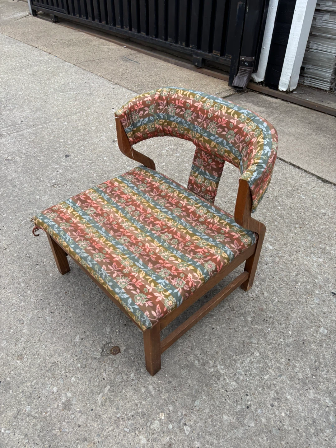 Vintage Accent Chair ! - Floral Upholstery - photo 3