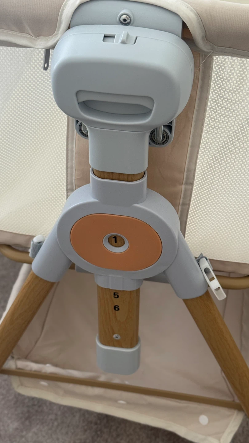 Baby Bassinet – Excellent Condition (Beige) - photo 4