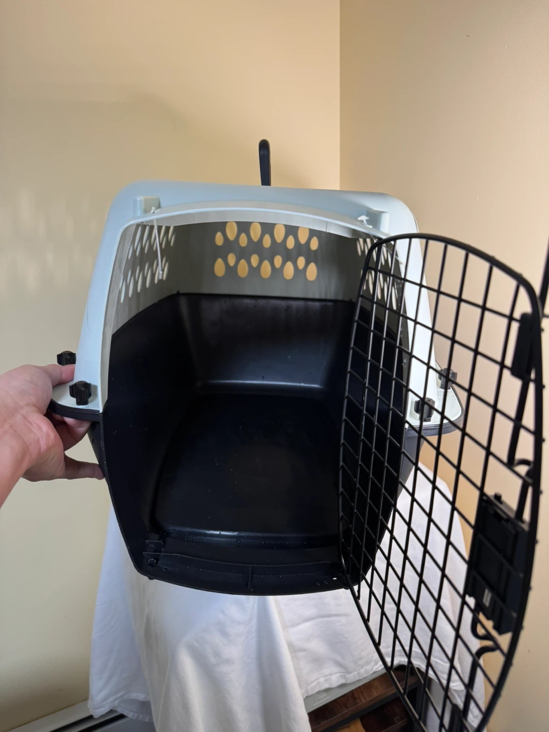 Plastic Pet Carrier - photo 4