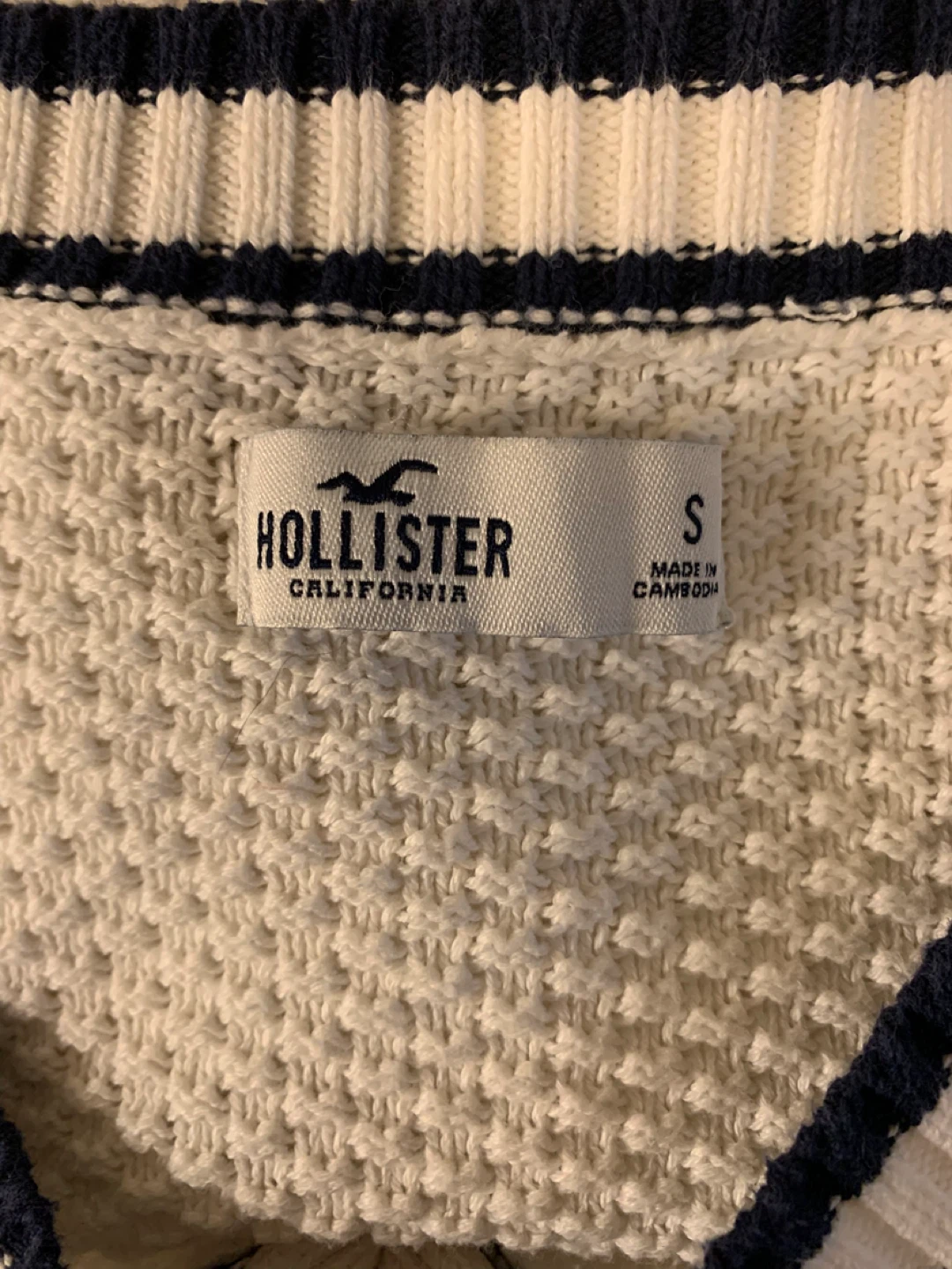 Hollister White Cable Knit V-Neck Sweater - photo 2