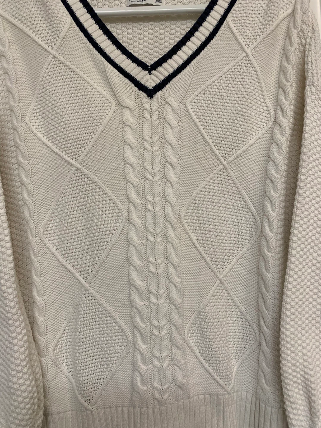 Hollister White Cable Knit V-Neck Sweater - photo 3