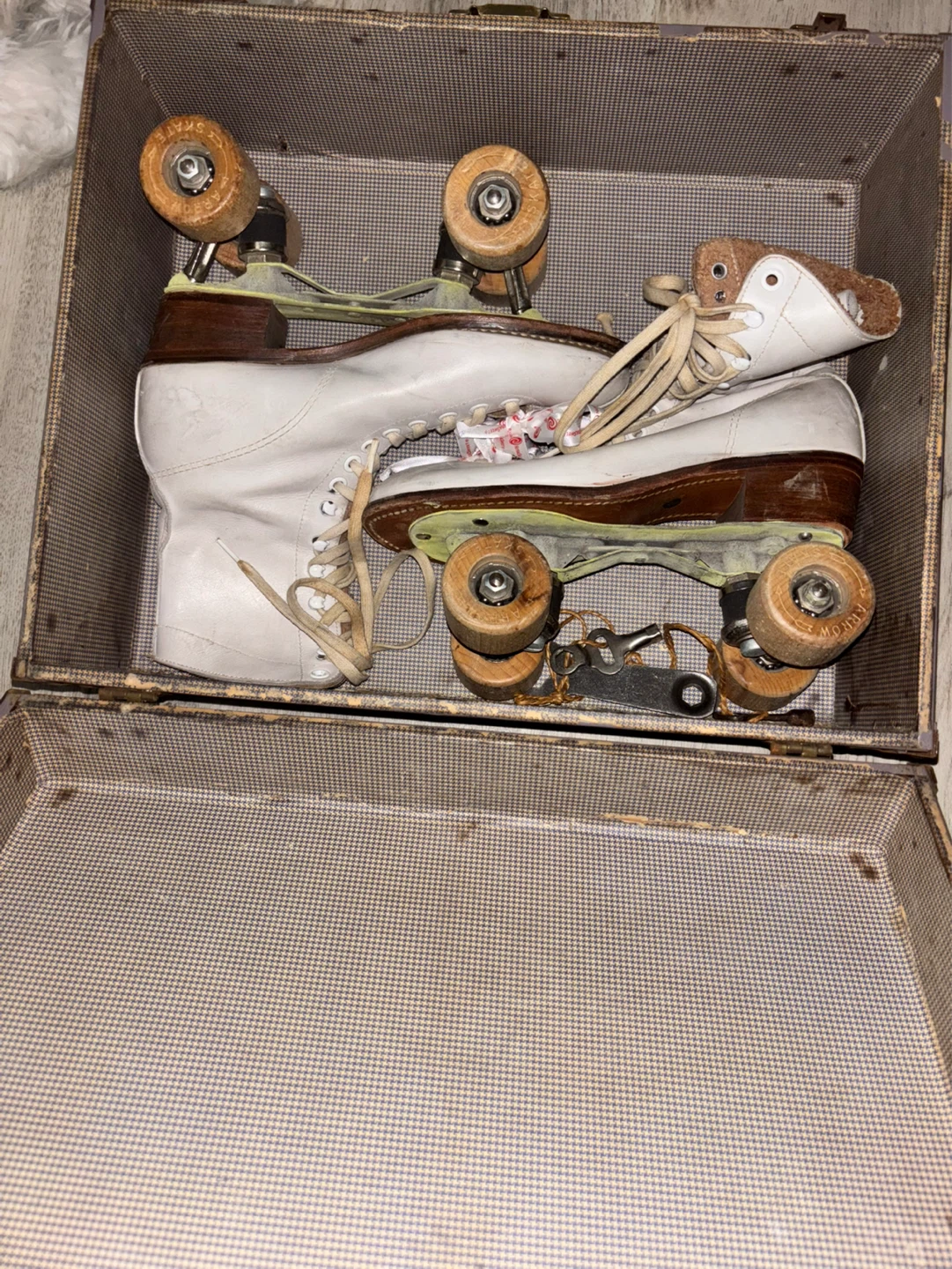 Vintage Chicago White Roller Skates with Case - photo 2